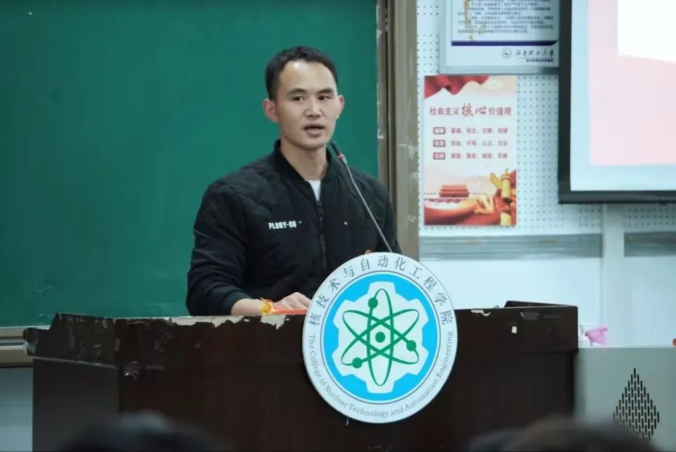 D923