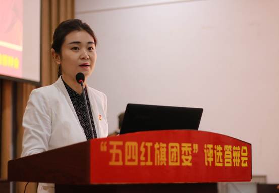 校团委书记莫忧主持会议.jpg
